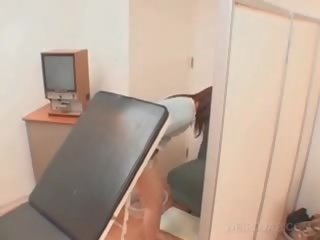 Ázijské pacient kurvička opened s lekárske zrkadlo na the doktor