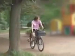 Японська дівчина masturbated в той час як скаче a specially modified секс bike!