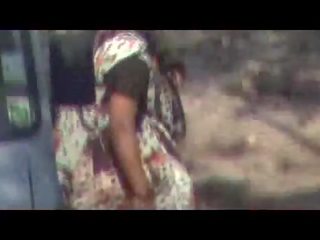 Indiane aunties duke bërë urinë jashtë i fshehur kamera vid