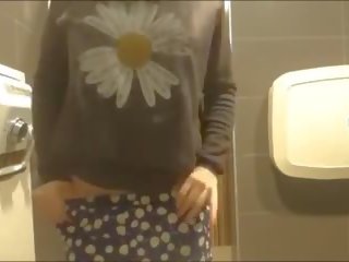 Unge asiatisk mademoiselle onanering i mall bad: skitten klipp ed
